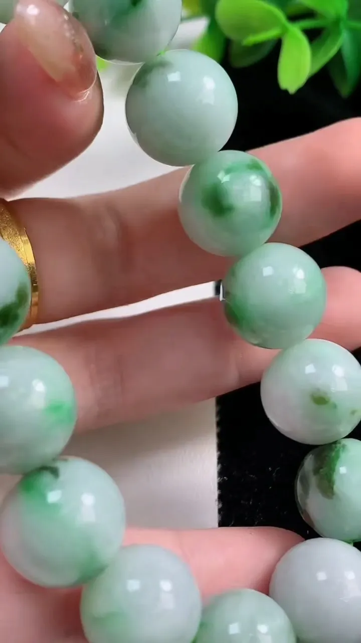 天然A货翡翠圆珠手串，尺寸13.8-15颗，重:66.20g10月30日
工厂直销收藏佳品,种好水足，色泽均匀，有种有色，上手高大气！