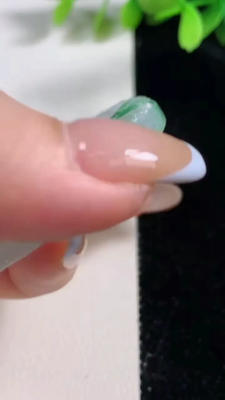 天然A货翡翠龙牌吊坠，尺寸51-46-6.7，重:30.25g
10月30日