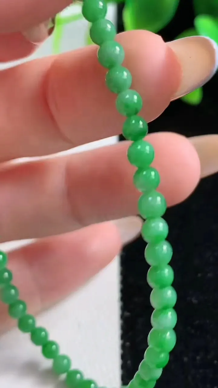 天然A货翡翠小米珠手串，尺寸3.7-45颗，重量:5.71g10月30日
工厂直销收藏佳品,种好水足，色泽均匀，有种有色，上手高大气！