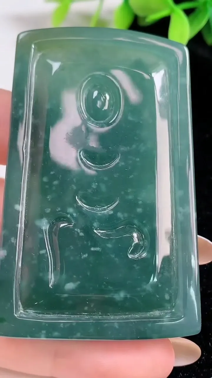 天然A货翡翠蓝水不动明王吊坠，尺寸65-41-8，重:47.66g
10月30日