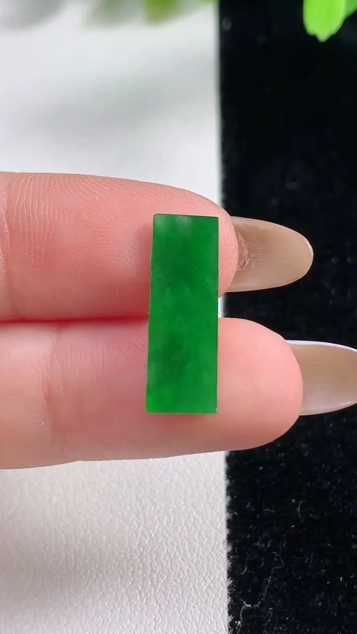 天然A货翡翠马鞍戒面，尺寸19-6.7-1.7，重:0.60g2025年10月30日
工厂直销收藏佳