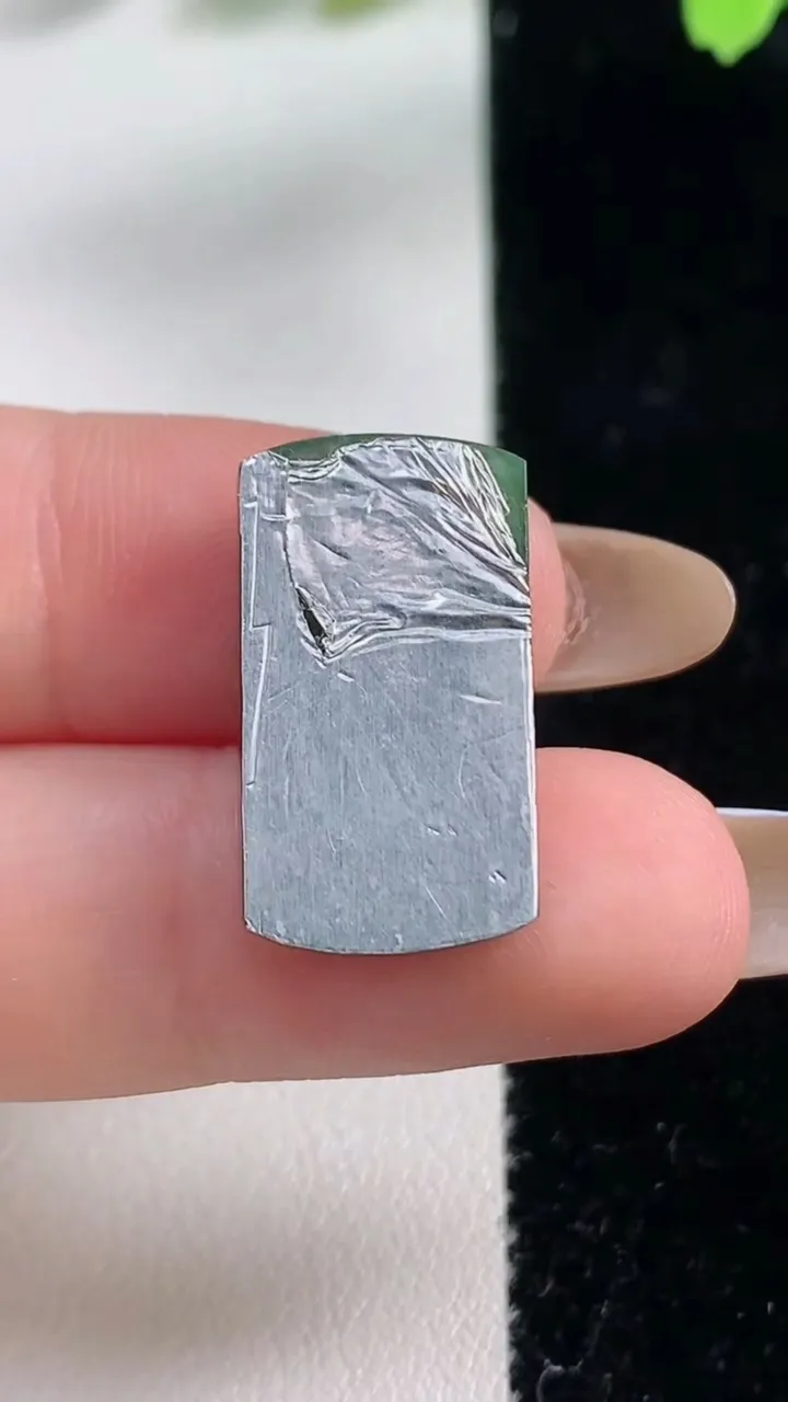 天然A货翡翠马鞍戒面，尺寸21.7-12-4.2，重:3.08g2025年10月30日
工厂直销收藏佳品,种好水足，色泽均匀，有种有色，上手高大气！