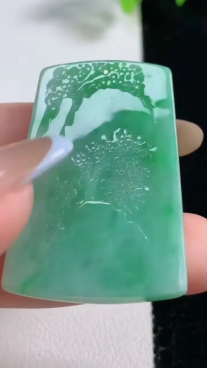 天然A货翡翠山水牌吊坠，尺寸40.4-27.8-6.3，重量:16.43g
10月30日