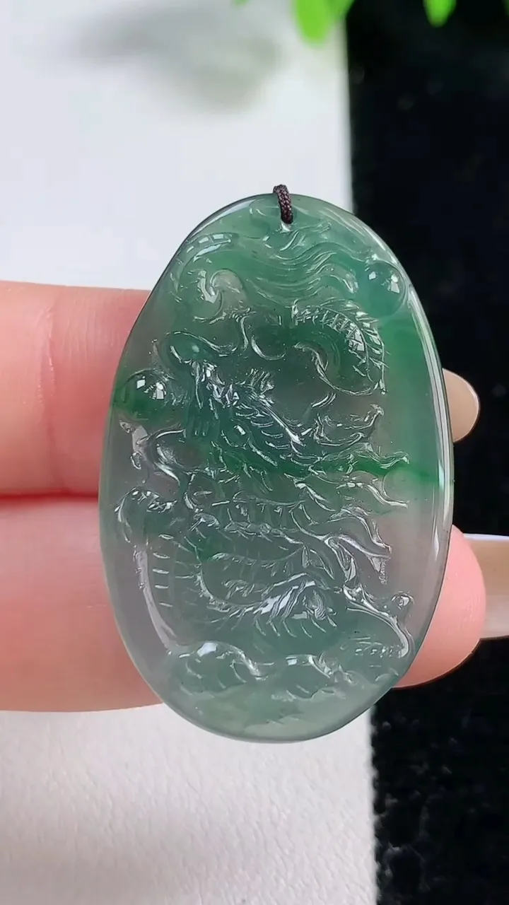 天然A货翡翠龙牌吊坠，尺寸37.8-24.4-3.3，重量:6.18g
10月30日