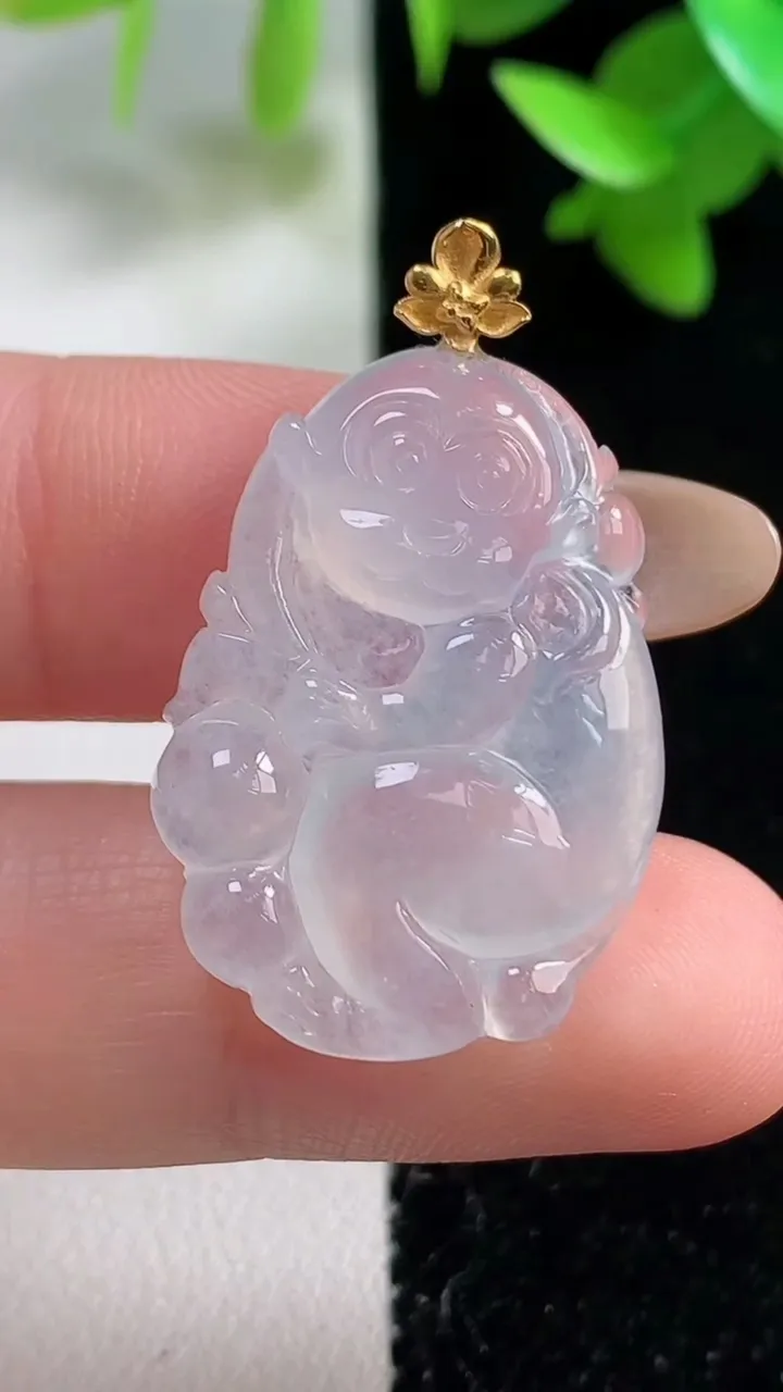 天然A货翡翠种白冰生肖猴吊坠，尺寸28-19.7-5，重量:4.98g
10月30日