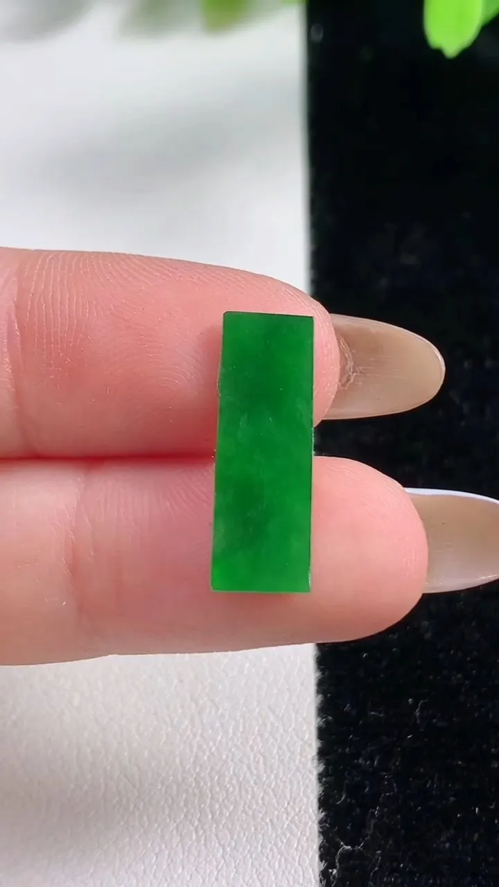 天然A货翡翠马鞍戒面，尺寸19-6.7-1.7，重:0.60g2025年10月30日
工厂直销收藏佳