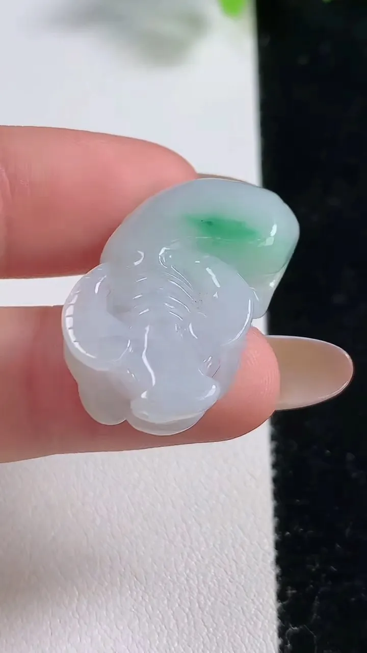 天然A货翡翠生肖牛吊坠，尺寸30-16.7-7.2，重量:8.03g
10月30日