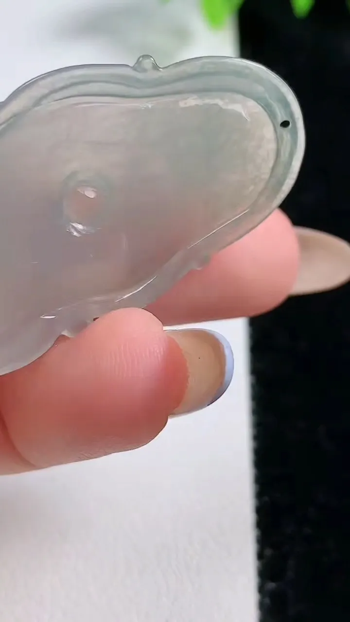 天然A货翡翠和和美美 荷叶吊坠，尺寸42-23.7-3.5，重量:6.89g
10月30日