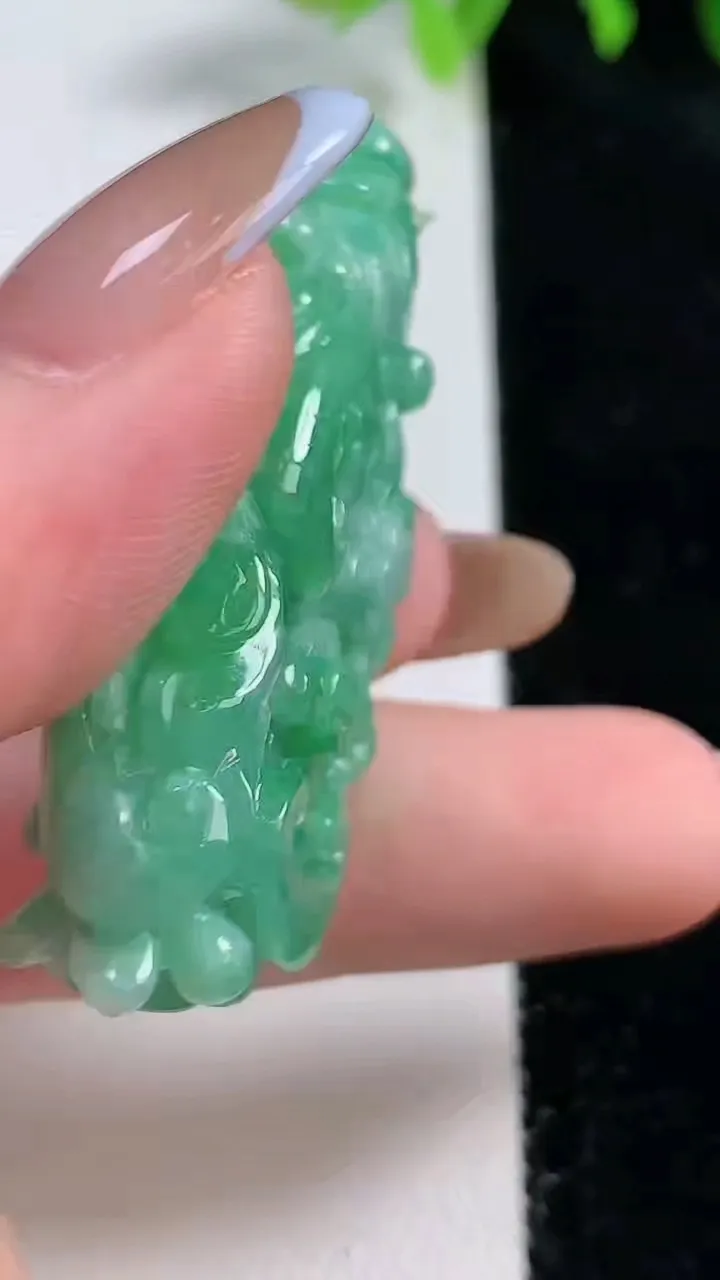 天然A货翡翠白菜吊坠，尺寸51-23.8-12.2，重量:25.08g
10月30日