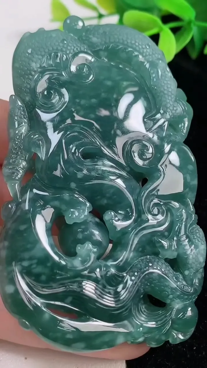 天然A货翡翠龙牌吊坠，尺寸82.5-48-13.5，重:82.56g
10月30日