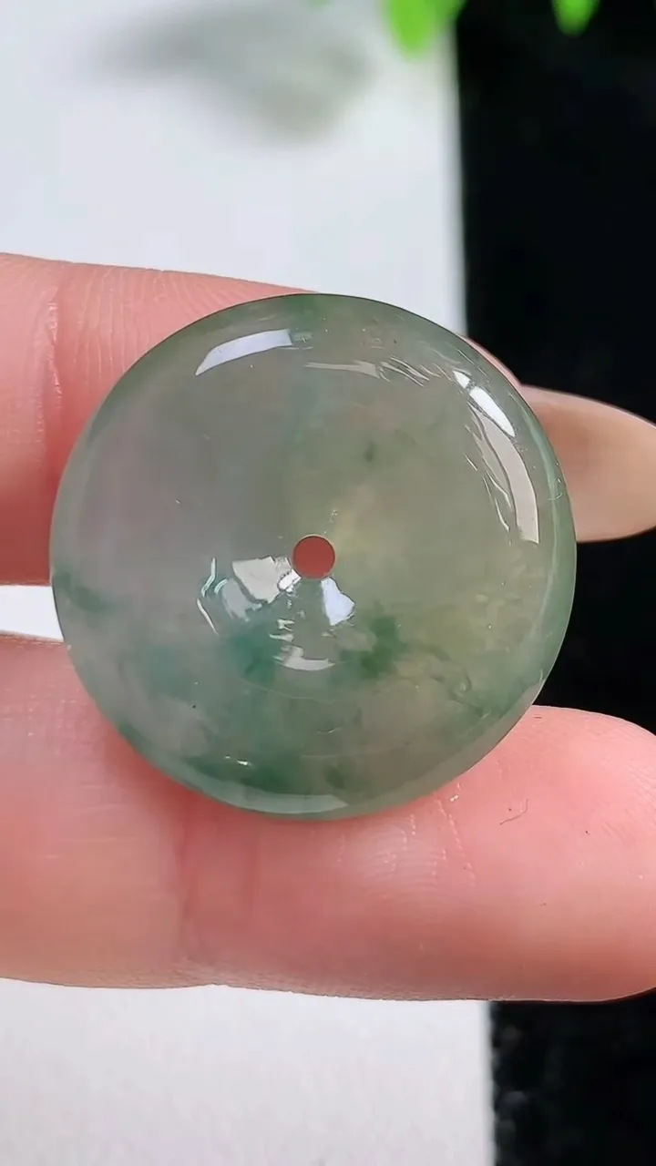 天然A货翡翠冰种飘花平安扣吊坠，尺寸22.4-5.6，重量:6.15g
10月30日