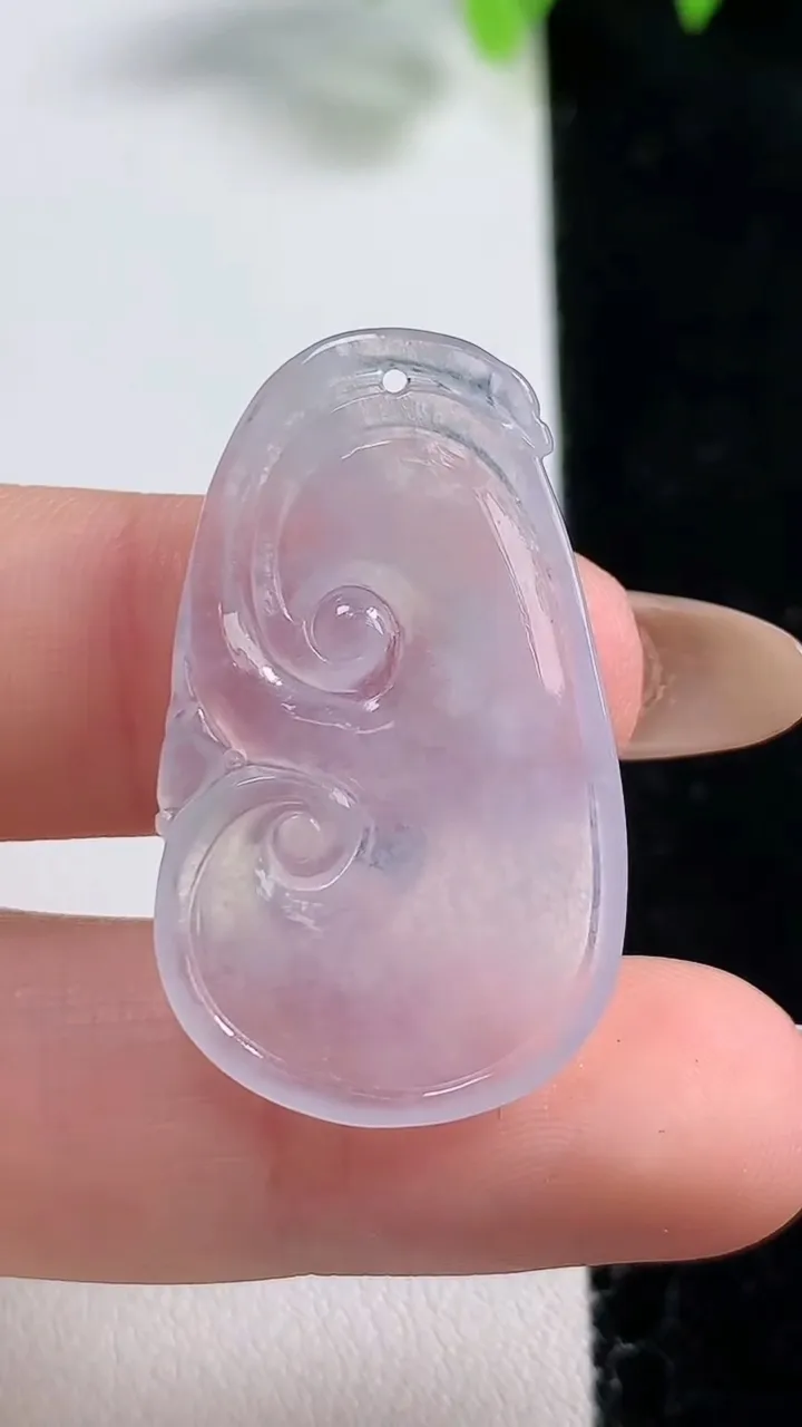 天然A货翡翠冰种紫罗兰如意吊坠，尺寸33.5-19-3，重量:3.79g
10月30日