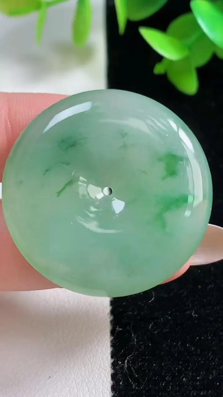 天然A货翡翠平安扣吊坠，尺寸34-5.6，重量:14.31g
10月30日