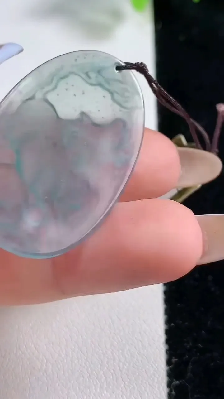 天然A货翡翠冰种蓝水生肖牛吊坠，尺寸37.6-24-2.9，重量:4.67g
10月30日