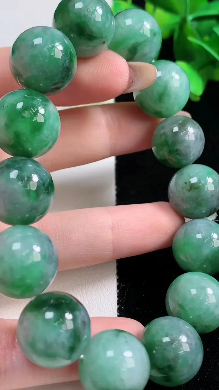 天然A货翡翠圆珠手串，尺寸15.3-14颗，重量:84.36g10月30日
工厂直销收藏佳品,种好水足，色泽均匀，有种有色，上手高大气！