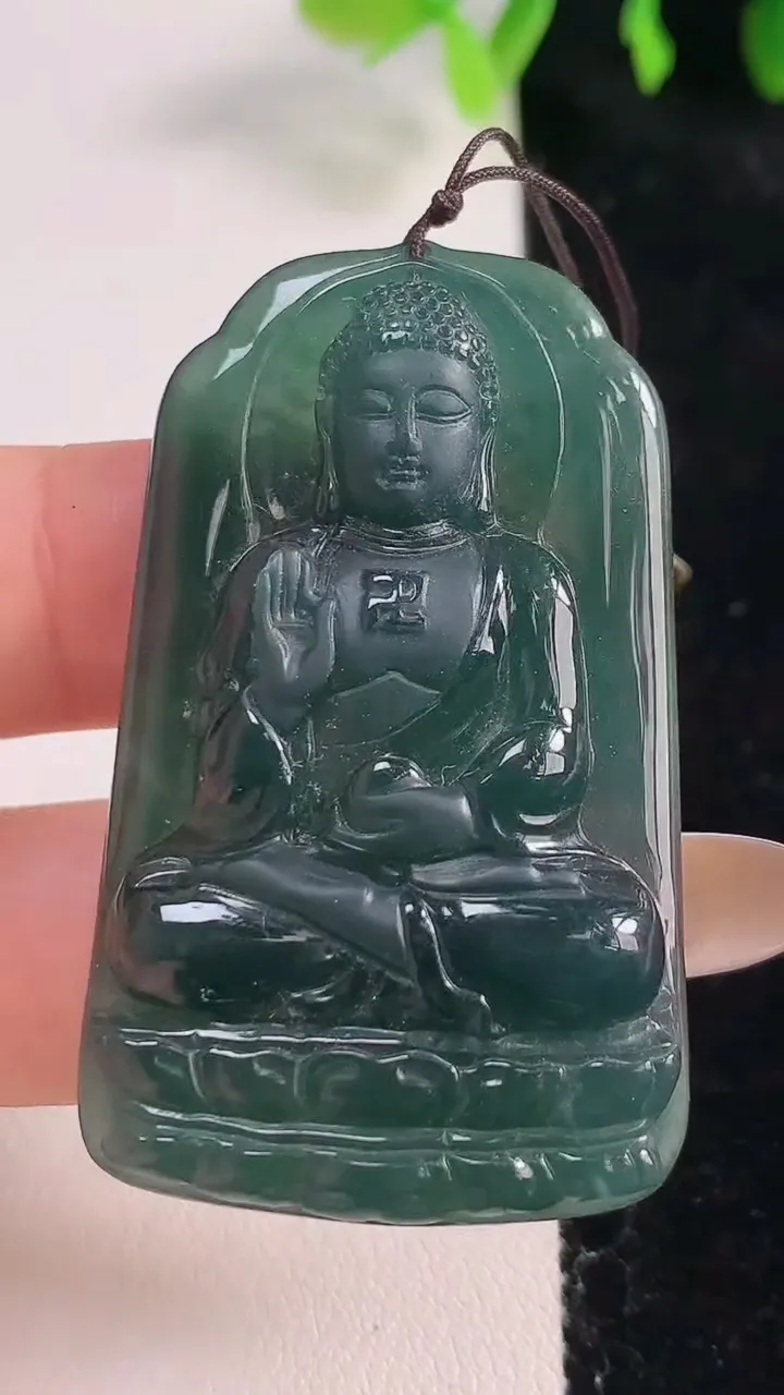 天然A货翡翠阿弥陀佛吊坠，尺寸49.8-28.8-6.5，重量:18.86g
10月30日