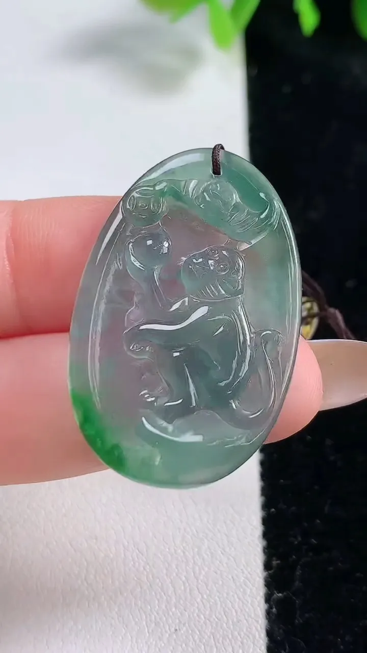 天然A货翡翠生肖猴吊坠，尺寸36.5-22.3-3.4，重量:5.18g
10月30日