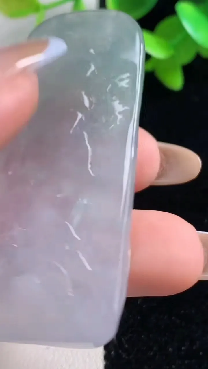 天然A货翡翠冰种春带彩 紫罗兰山水牌吊坠，尺寸58.2-23.7-6.3，重量:22.05g
10月30日