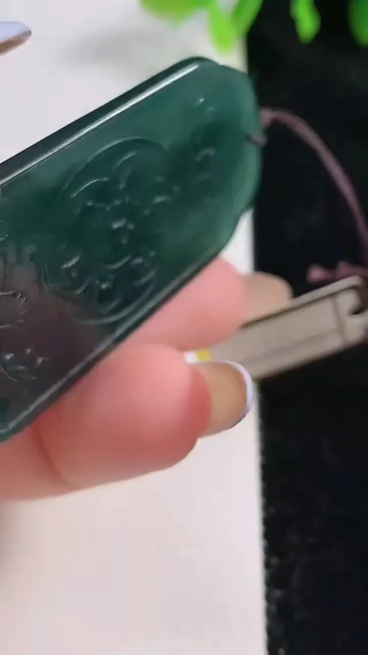 天然A货翡翠阿弥陀佛吊坠，尺寸49.8-28.8-6.5，重量:18.86g
10月30日