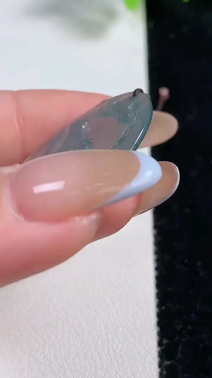 天然A货翡翠冰种蓝水生肖牛吊坠，尺寸37.6-24-2.9，重量:4.67g
10月30日