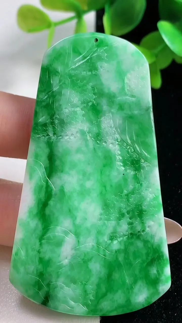 天然A货翡翠山水牌吊坠，尺寸67-27.2-5，重量:25.34g
10月30日