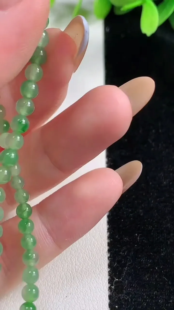 天然A货翡翠小米珠手串，尺寸4，重:5.02g10月30日
工厂直销收藏佳品,种好水足，色泽均匀，有种有色，上手高大气！