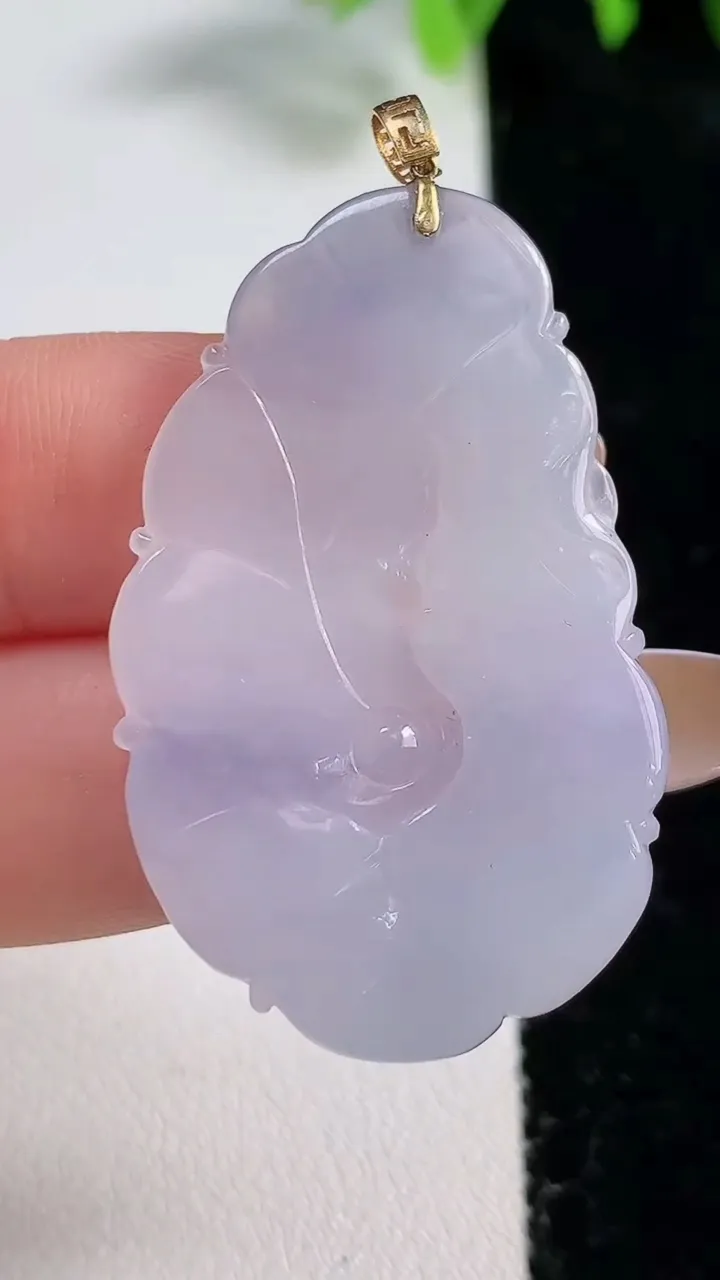 天然A货翡翠18K金紫罗兰和和美美 荷叶吊坠，尺寸41.4-26-4，重量:7.22g
10月30日