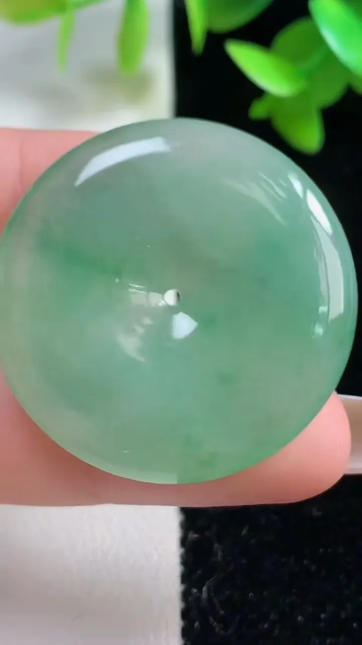 天然A货翡翠平安扣吊坠，尺寸34-5.6，重量:14.31g
10月30日