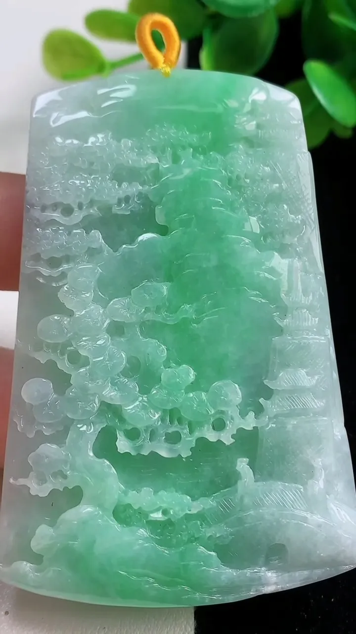 天然A货翡翠山水牌吊坠，尺寸68.6-46-6.4，重量:41.02g
10月30日