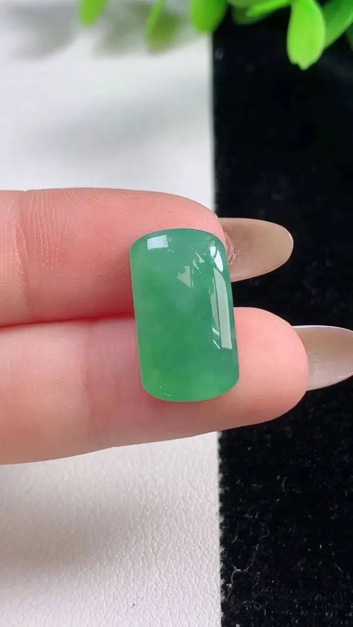 天然A货翡翠马鞍戒面，尺寸18.8-10.6-3.7，重:1.86g2025年10月30日
工厂直销收藏佳品,种好水足，色泽均匀，有种有色，上手高大气！