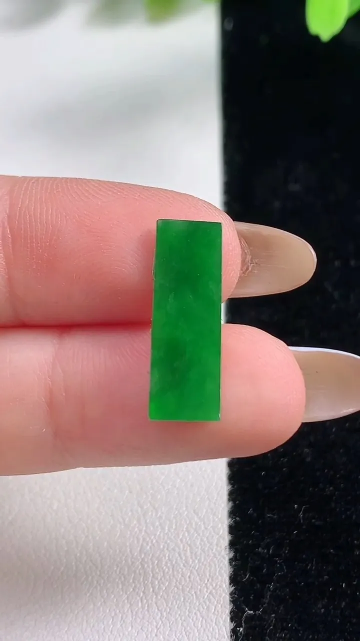 天然A货翡翠马鞍戒面，尺寸19-6.7-1.7，重:0.60g2025年10月30日
工厂直销收藏佳品,种好水足，色泽均匀，有种有色，上手高大气！