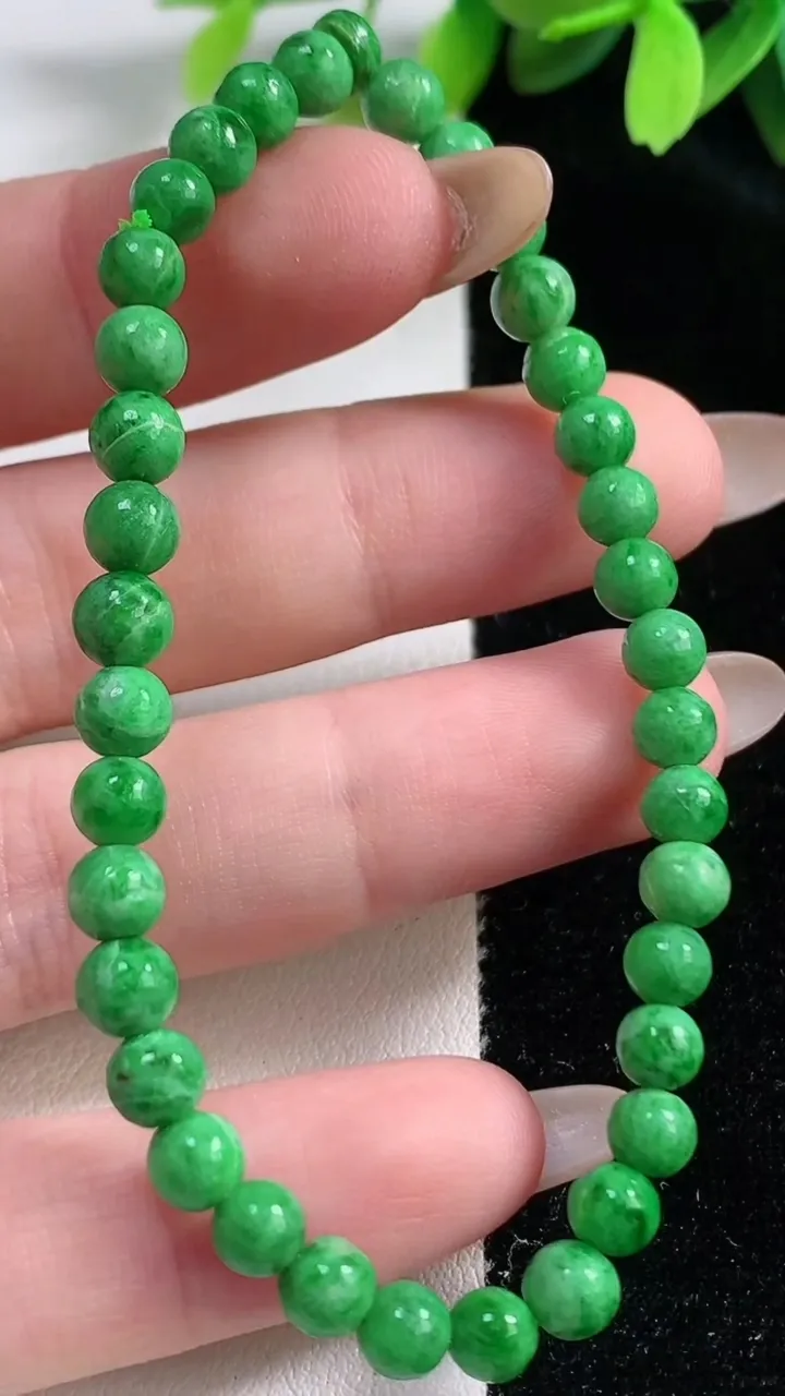 天然A货翡翠圆珠手串，尺寸5.5-34颗，重:7.53g10月30日
工厂直销收藏佳品,种好水足，色泽均匀，有种有色，上手高大气！