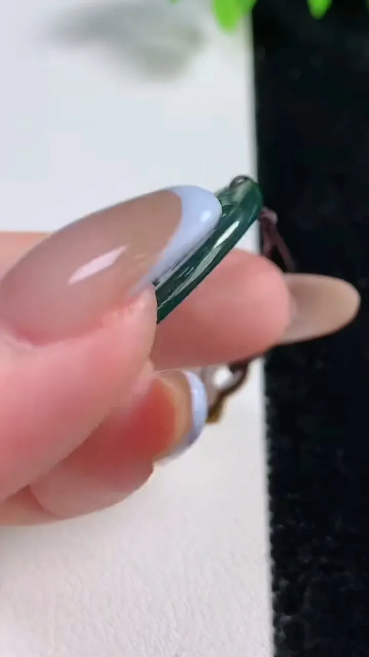 天然A货翡翠龙牌吊坠，尺寸37.8-24.4-3.3，重量:6.18g
10月30日