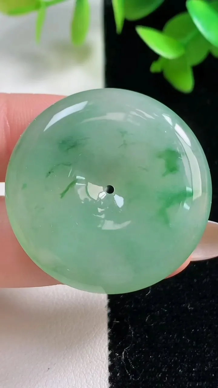 天然A货翡翠平安扣吊坠，尺寸34-5.6，重量:14.31g
10月30日