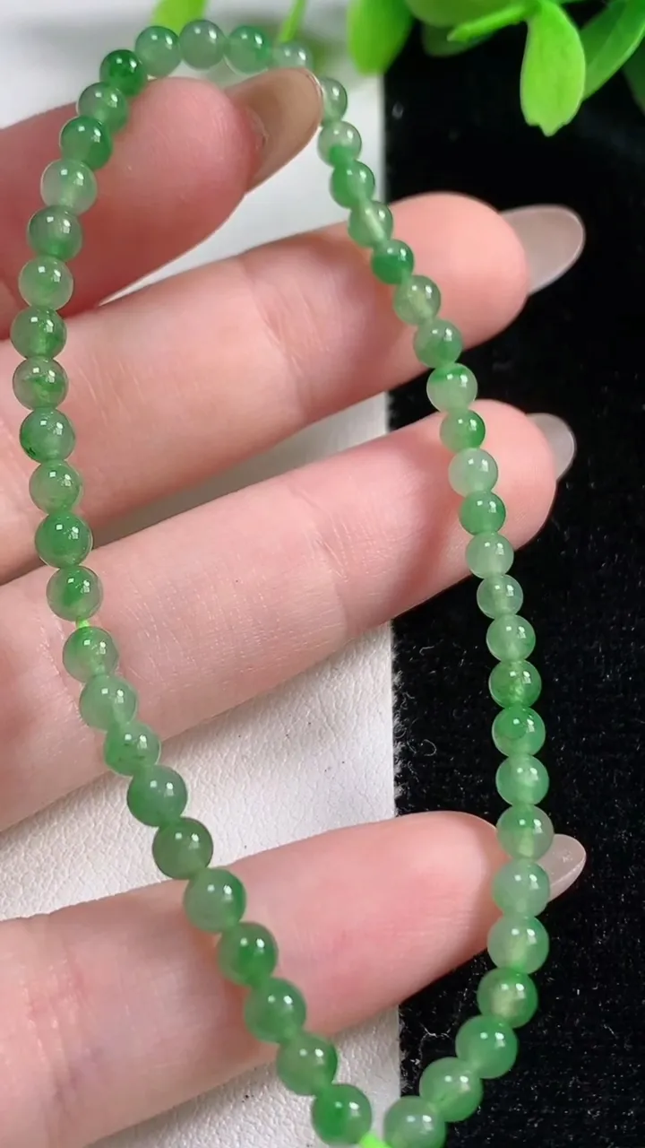 天然A货翡翠小米珠手串，尺寸4，重:5.02g10月30日
工厂直销收藏佳品,种好水足，色泽均匀，有种有色，上手高大气！