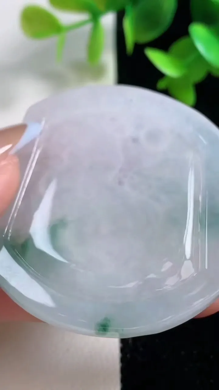 天然A货翡翠冰种飘花生肖鸡吊坠，尺寸50.2-42.6-5.8，重量:24.85g
10月30日