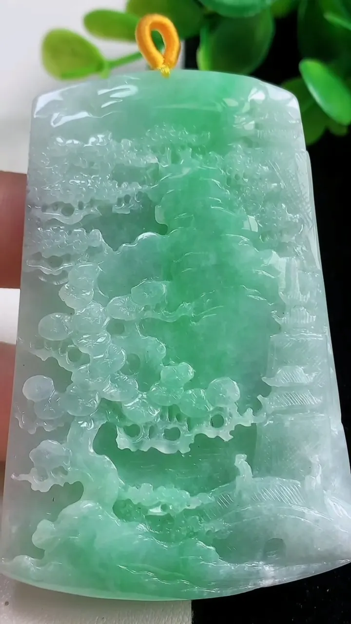 天然A货翡翠山水牌吊坠，尺寸68.6-46-6.4，重量:41.02g
10月30日