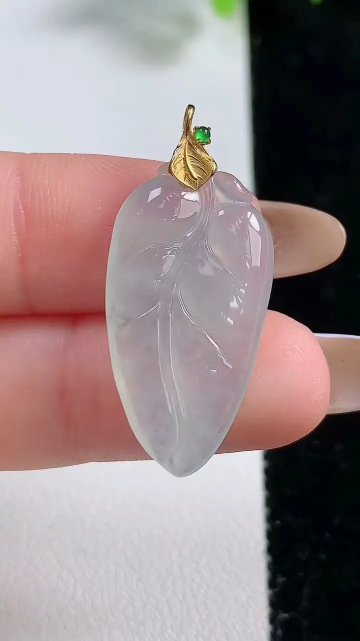 天然A货翡翠金枝玉叶 叶子吊坠，尺寸27.6-15-3，重量:2.57g
10月30日