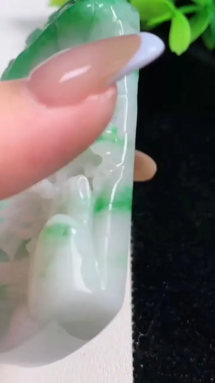 天然A货翡翠山水牌吊坠，尺寸74.3-45.7-13.2，重:96.15g
10月30日