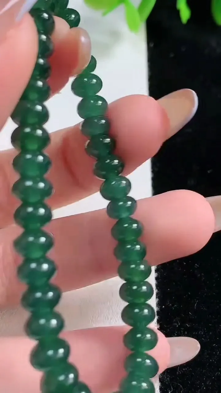 天然A货翡翠种蓝水算盘珠手串，尺寸6.3-4.8-40颗，重量:14.24g10月30日
工厂直销收藏佳品,种好水足，色泽均匀，有种有色，上手高大气！