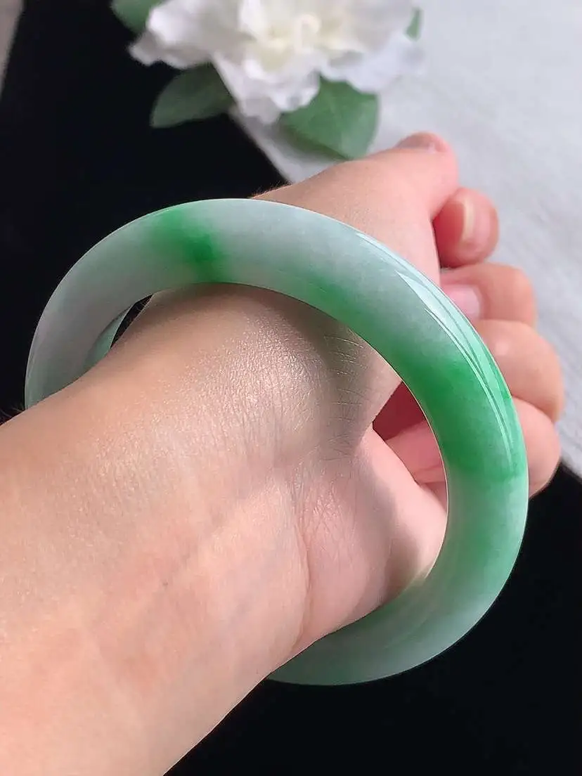 a货翡翠老坑冰种飘绿厚装正装正圈手镯59-60大圈口 尺寸59.5×12.3×9.9mm 重量75.43g 1029