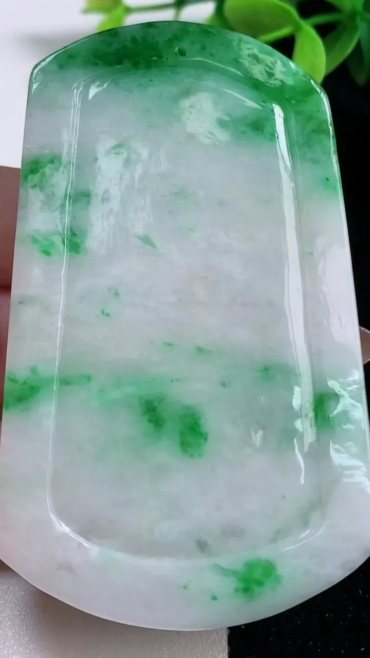 天然A货翡翠山水牌吊坠，尺寸74.3-45.7-13.2，重:96.15g
10月30日