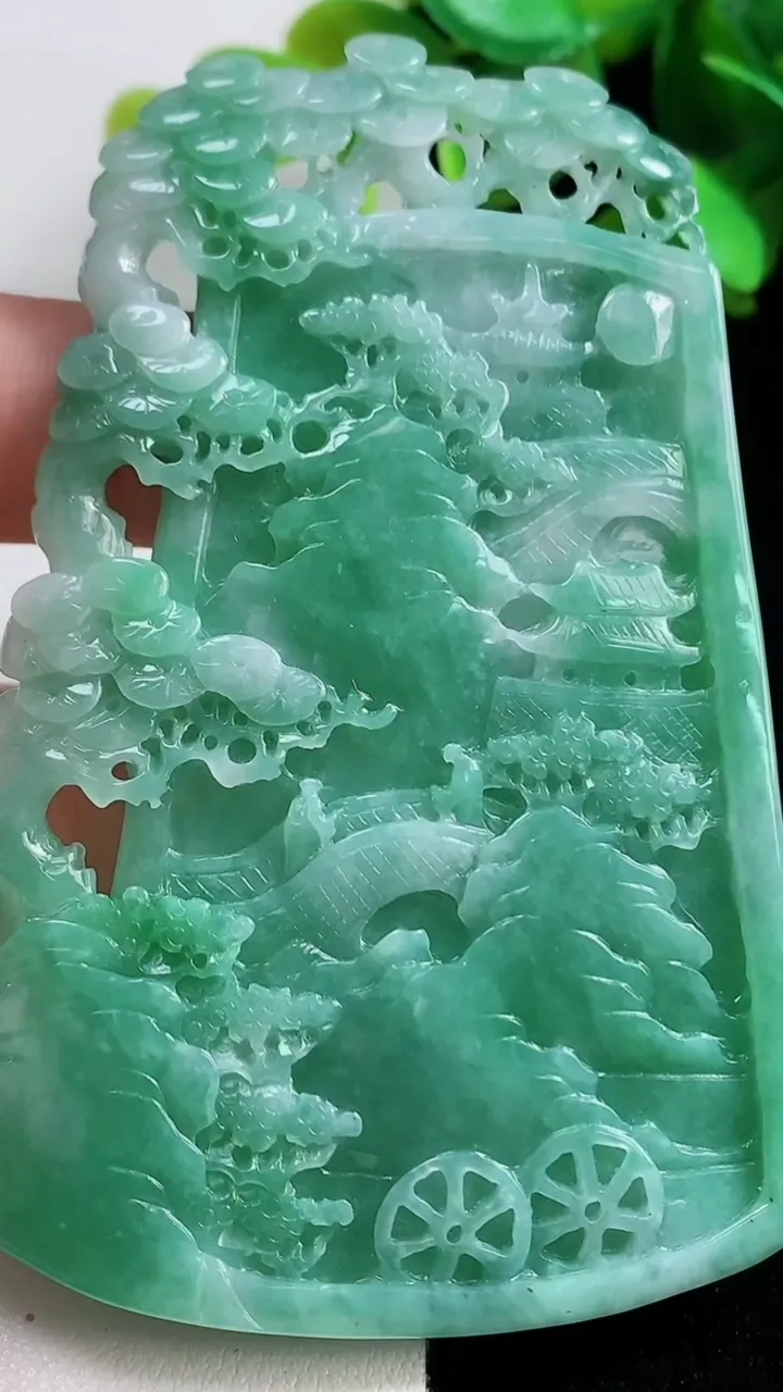 天然A货翡翠山水牌吊坠，尺寸78.4-56-6.5，重量:53.82g
10月30日