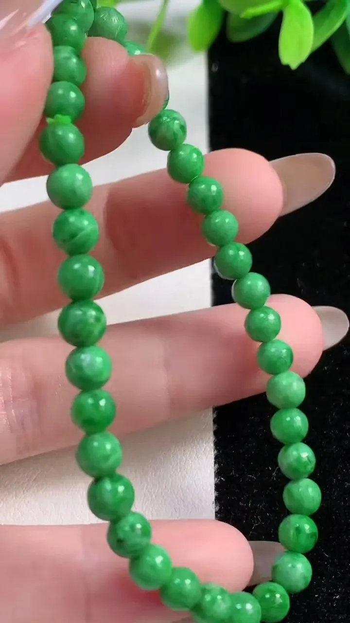 天然A货翡翠圆珠手串，尺寸5.5-34颗，重:7.53g10月30日
工厂直销收藏佳品,种好水足，色