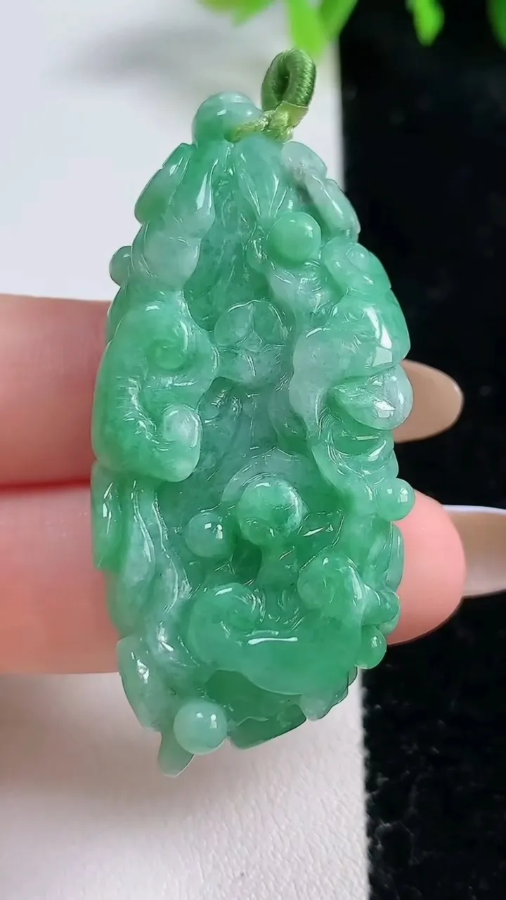 天然A货翡翠白菜吊坠，尺寸51-23.8-12.2，重量:25.08g
10月30日