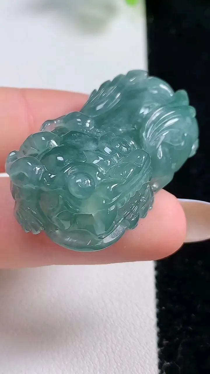 天然A货翡翠霸王貔貅吊坠，尺寸37.4-20.8-12.3，重量:22.40g
10月30日