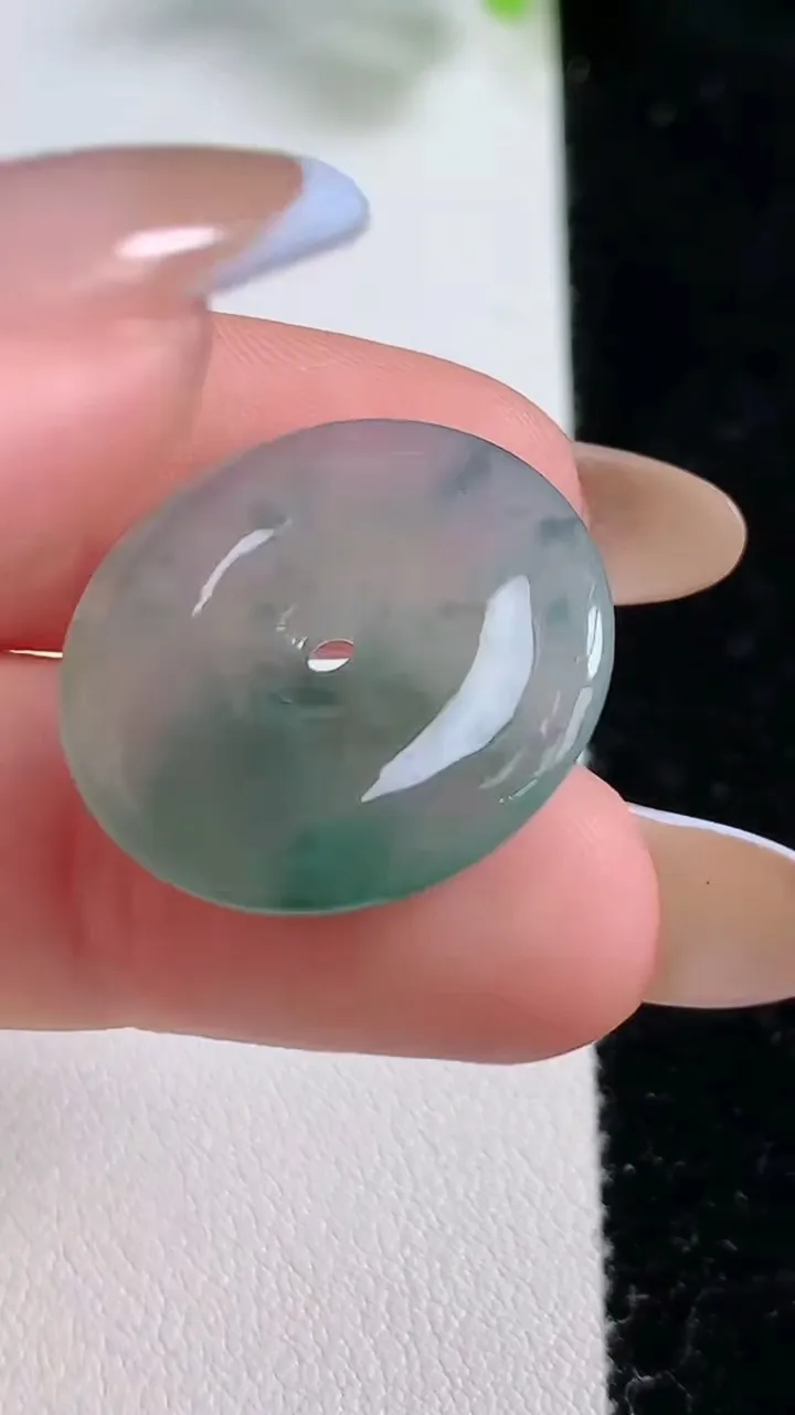 天然A货翡翠冰种飘花平安扣吊坠，尺寸22.6-3.7，重量:4.28g
10月30日