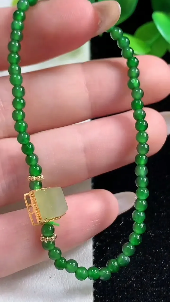 天然A货翡翠小米珠手串，尺寸3.2-58颗，重量:5.43g10月30日
工厂直销收藏佳品,种好水足，色泽均匀，有种有色，上手高大气！