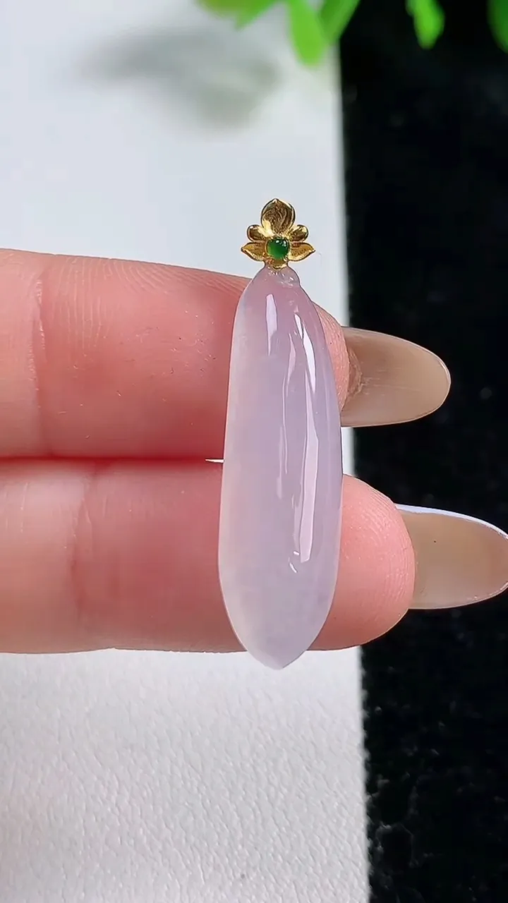 天然A货翡翠种白冰福瓜吊坠，尺寸27.4-8.4-4.9，重量:2.38g
10月30日
