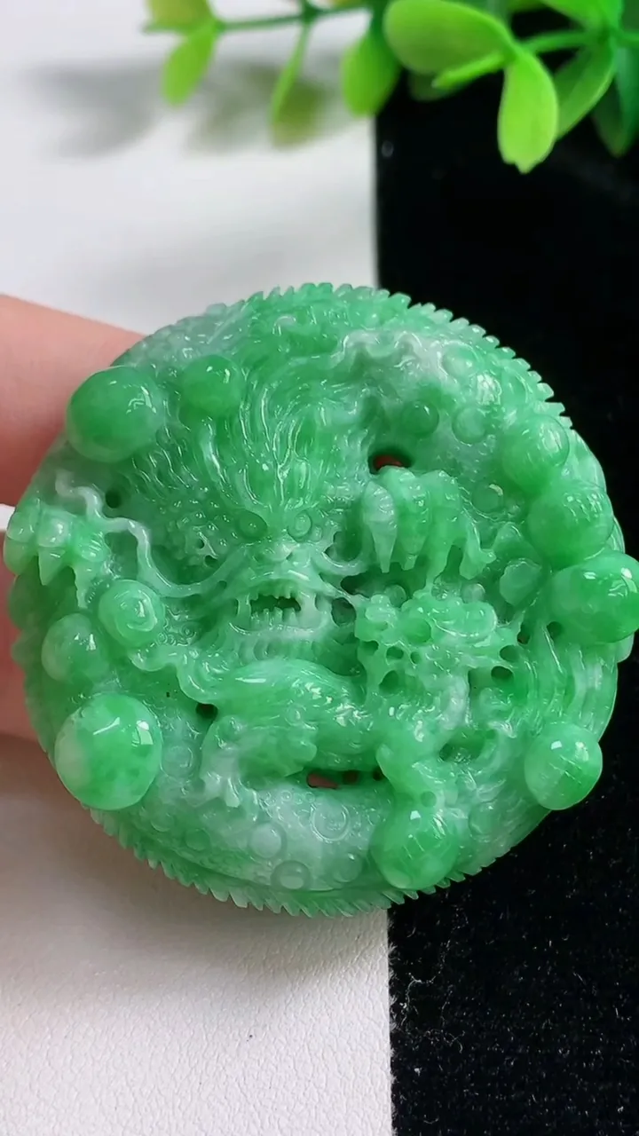 天然A货翡翠龙牌吊坠，尺寸49-13，重:51.90g
10月30日